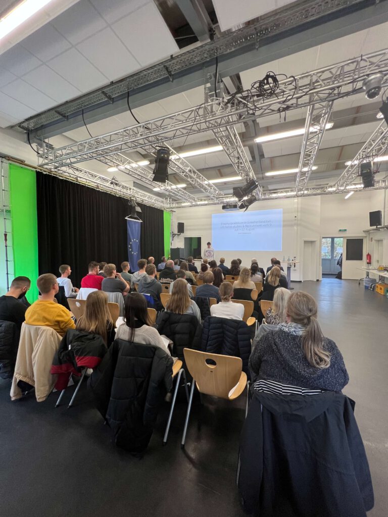 Übergabe der Zertifikate an alle Schülerinnen und Schüler der BBS 2 Leer, die im Jahr 2023 mit Erasmus+ in Europa unterwegs waren