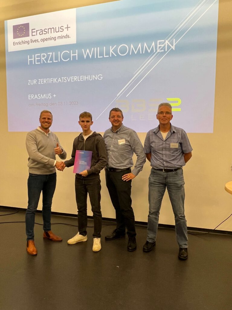 Übergabe der Zertifikate an alle Schülerinnen und Schüler der BBS 2 Leer, die im Jahr 2023 mit Erasmus+ in Europa unterwegs waren