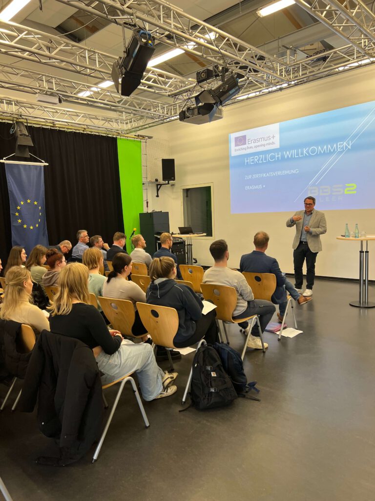Übergabe der Zertifikate an alle Schülerinnen und Schüler der BBS 2 Leer, die im Jahr 2023 mit Erasmus+ in Europa unterwegs waren