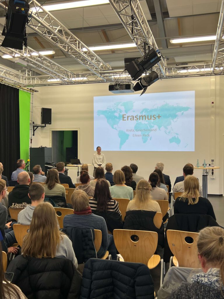 Übergabe der Zertifikate an alle Schülerinnen und Schüler der BBS 2 Leer, die im Jahr 2023 mit Erasmus+ in Europa unterwegs waren