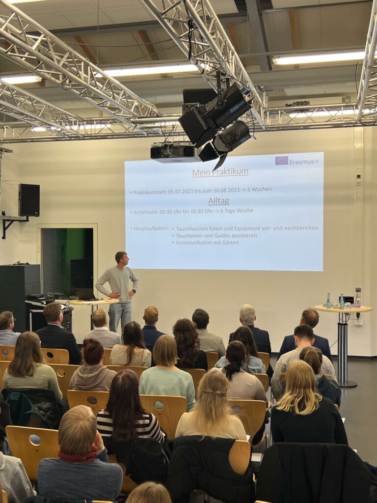 Übergabe der Zertifikate an alle Schülerinnen und Schüler der BBS 2 Leer, die im Jahr 2023 mit Erasmus+ in Europa unterwegs waren