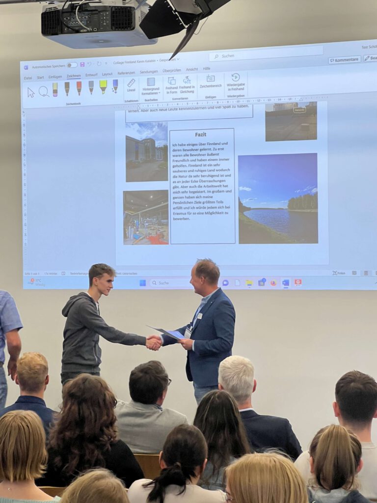 Übergabe der Zertifikate an alle Schülerinnen und Schüler der BBS 2 Leer, die im Jahr 2023 mit Erasmus+ in Europa unterwegs waren