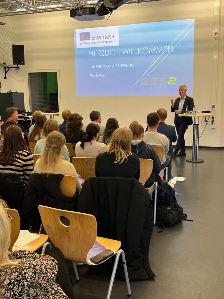 Übergabe der Zertifikate an alle Schülerinnen und Schüler der BBS 2 Leer, die im Jahr 2023 mit Erasmus+ in Europa unterwegs waren