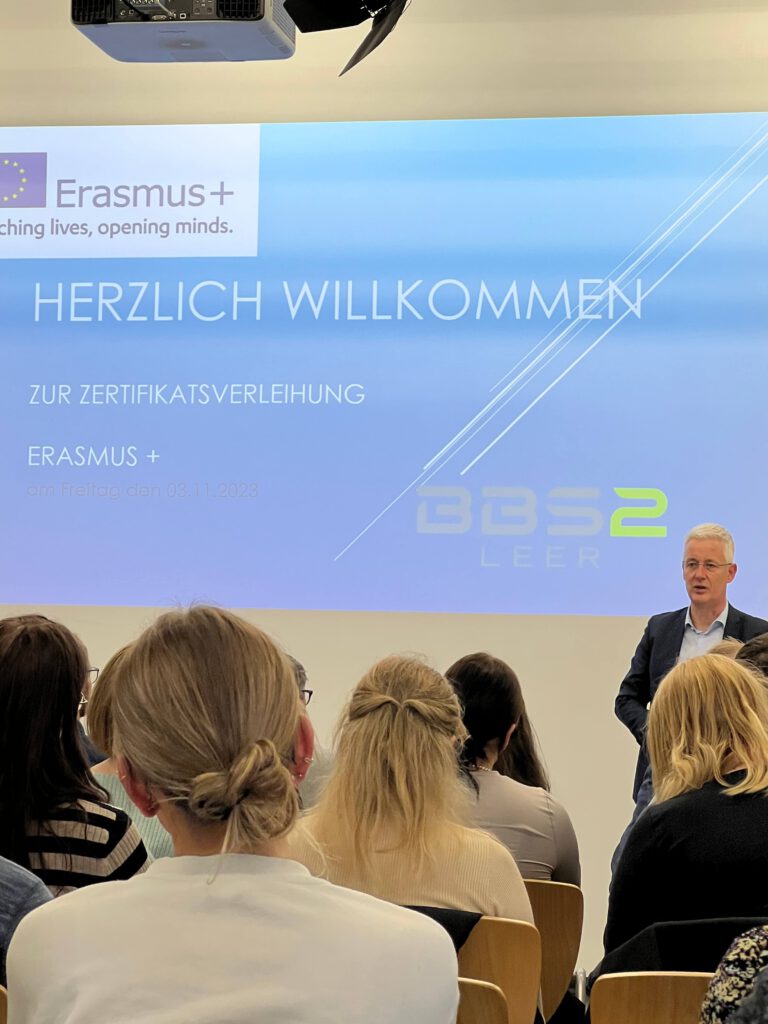 Übergabe der Zertifikate an alle Schülerinnen und Schüler der BBS 2 Leer, die im Jahr 2023 mit Erasmus+ in Europa unterwegs waren