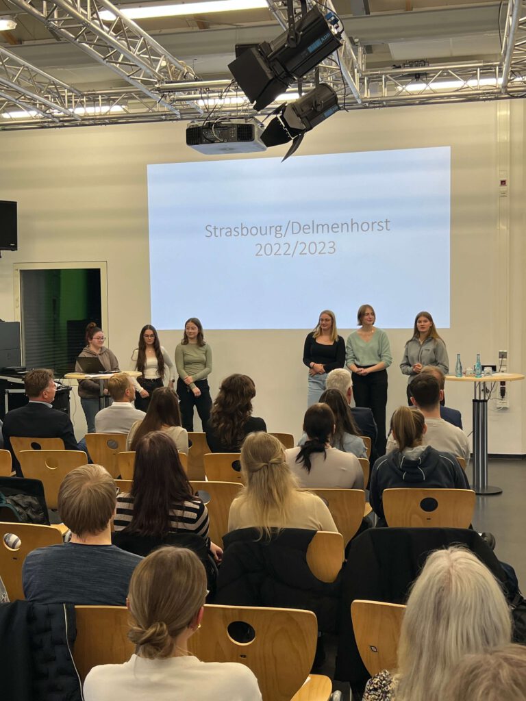 Übergabe der Zertifikate an alle Schülerinnen und Schüler der BBS 2 Leer, die im Jahr 2023 mit Erasmus+ in Europa unterwegs waren