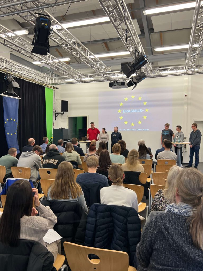 Übergabe der Zertifikate an alle Schülerinnen und Schüler der BBS 2 Leer, die im Jahr 2023 mit Erasmus+ in Europa unterwegs waren